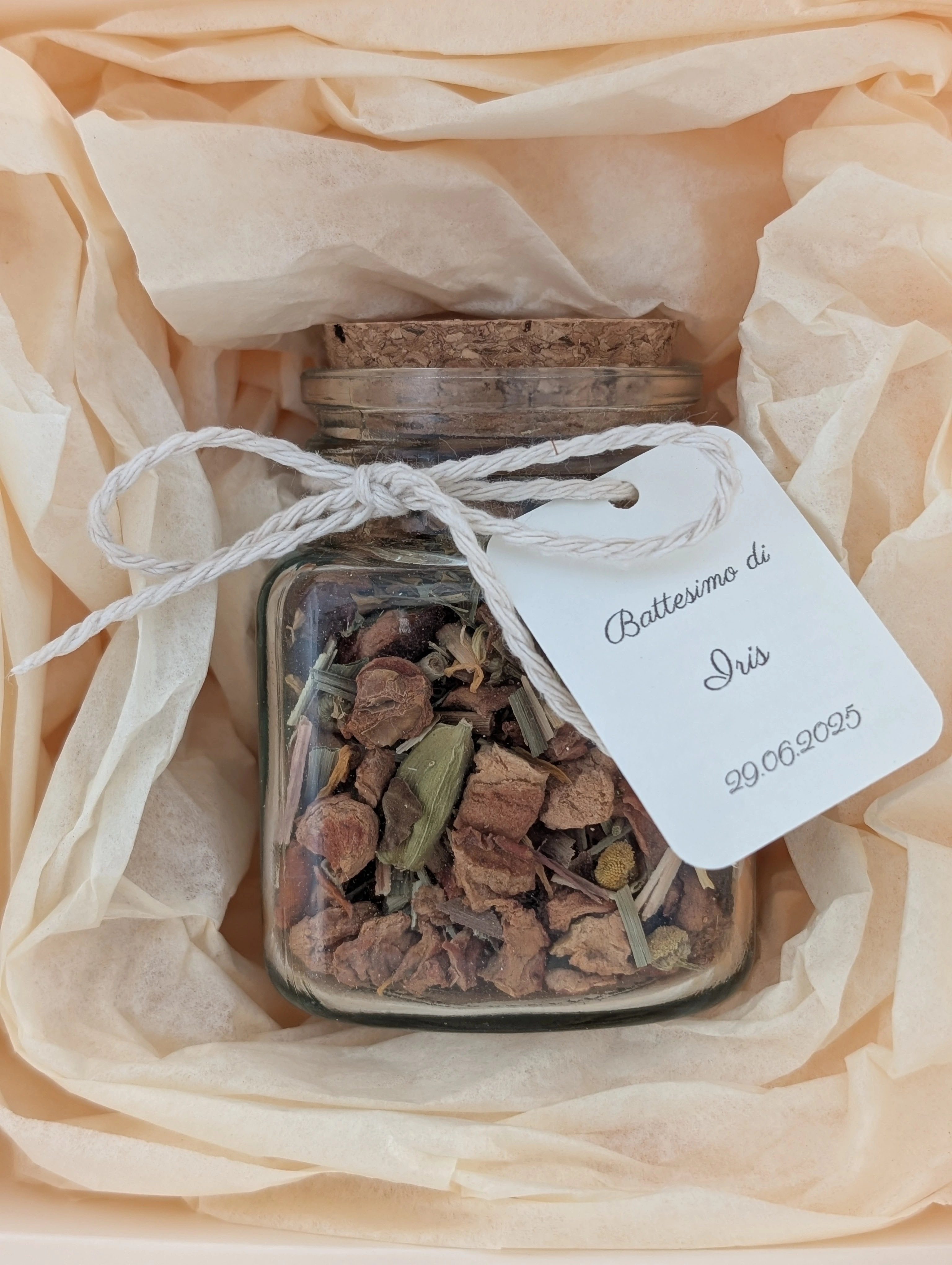 Glas mit Korkdeckel und personalisiertem Anhänger