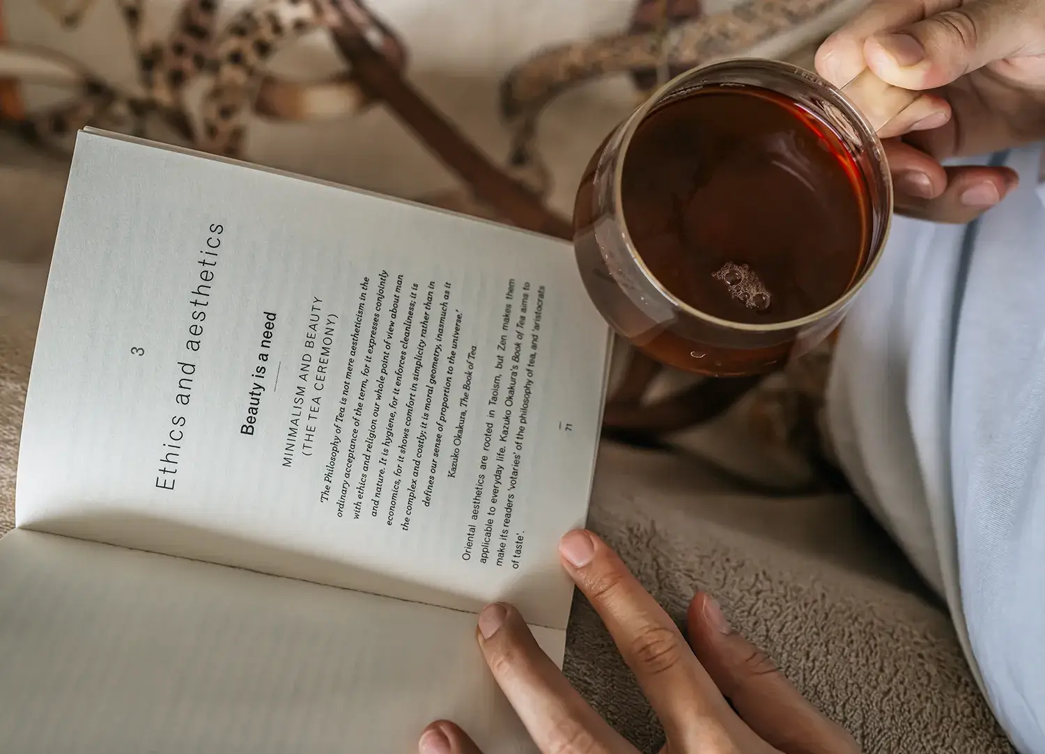 Entspannender Moment mit einem Buch und einer Tasse Bio-Losstee aus der Erinora Mood Kollektion
