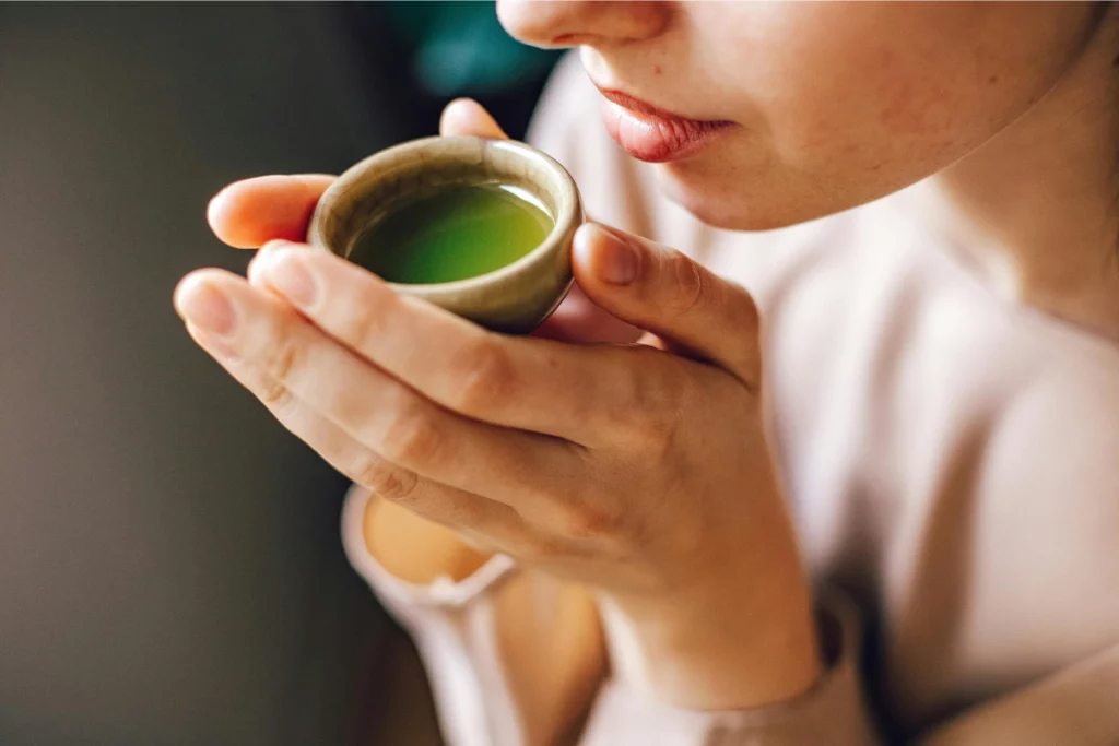Tè verde viene versato in una tazza