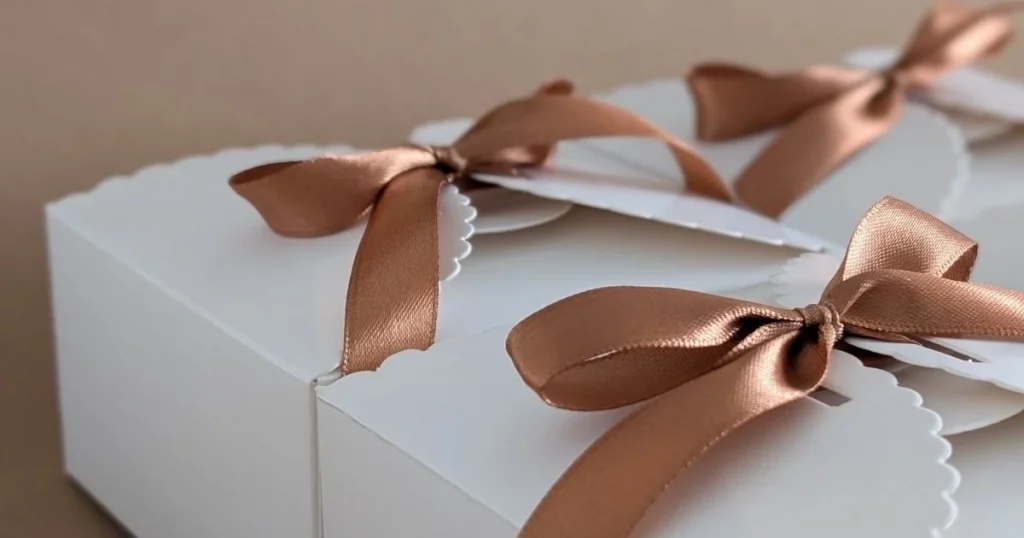Bomboniere matrimonio bianche con fiocco in raso color bronzo e tag personalizzato