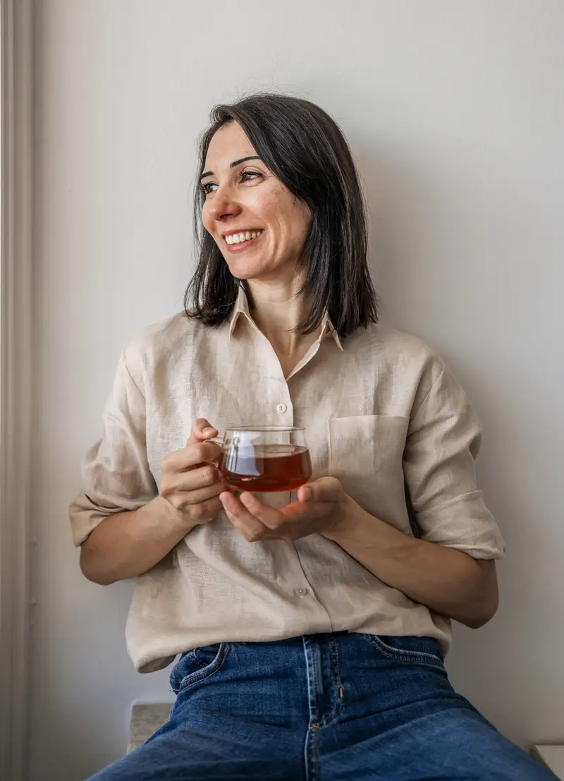 Momento di pausa vicino alla finestra con una tazza di tè biologico Erinora