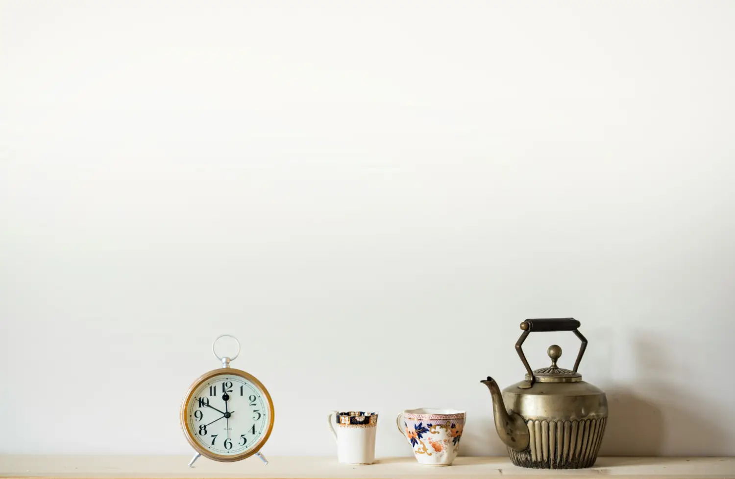 Angolo colazione con teiera e accessori per la newsletter di Erinora