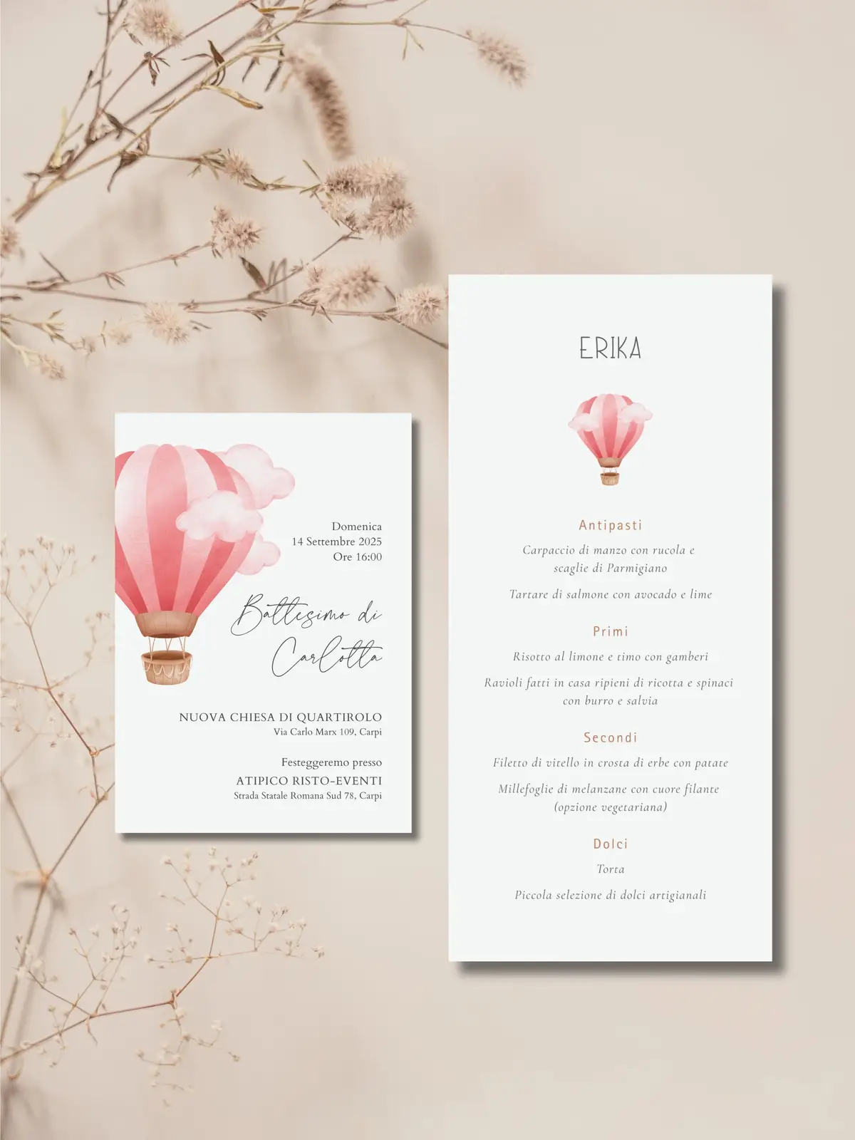 Inviti e coordinati di carta per battesimo con decorazione ad acquerello di una mongolfiera rosa
