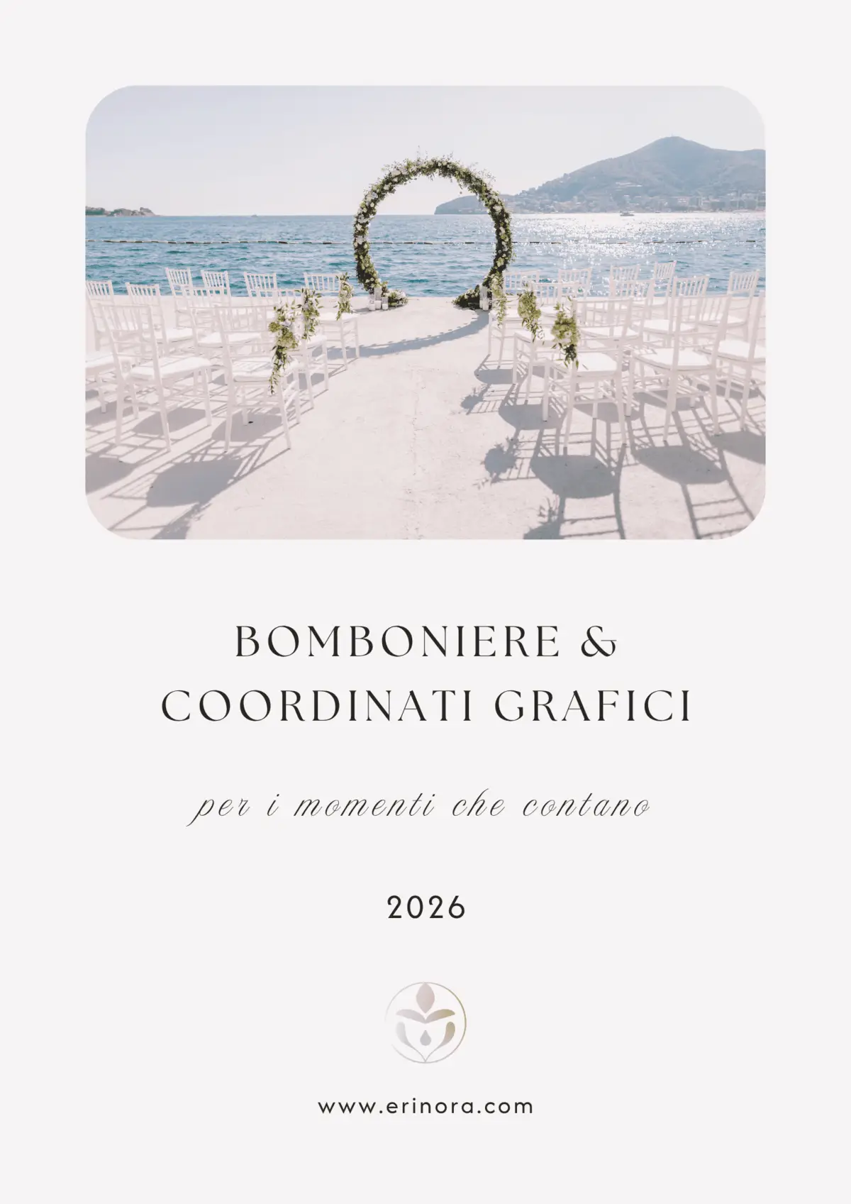 Copertina del catalogo bomboniere e coordinati grafici Erinora con foto di un arco nuziale sulla spiaggia
